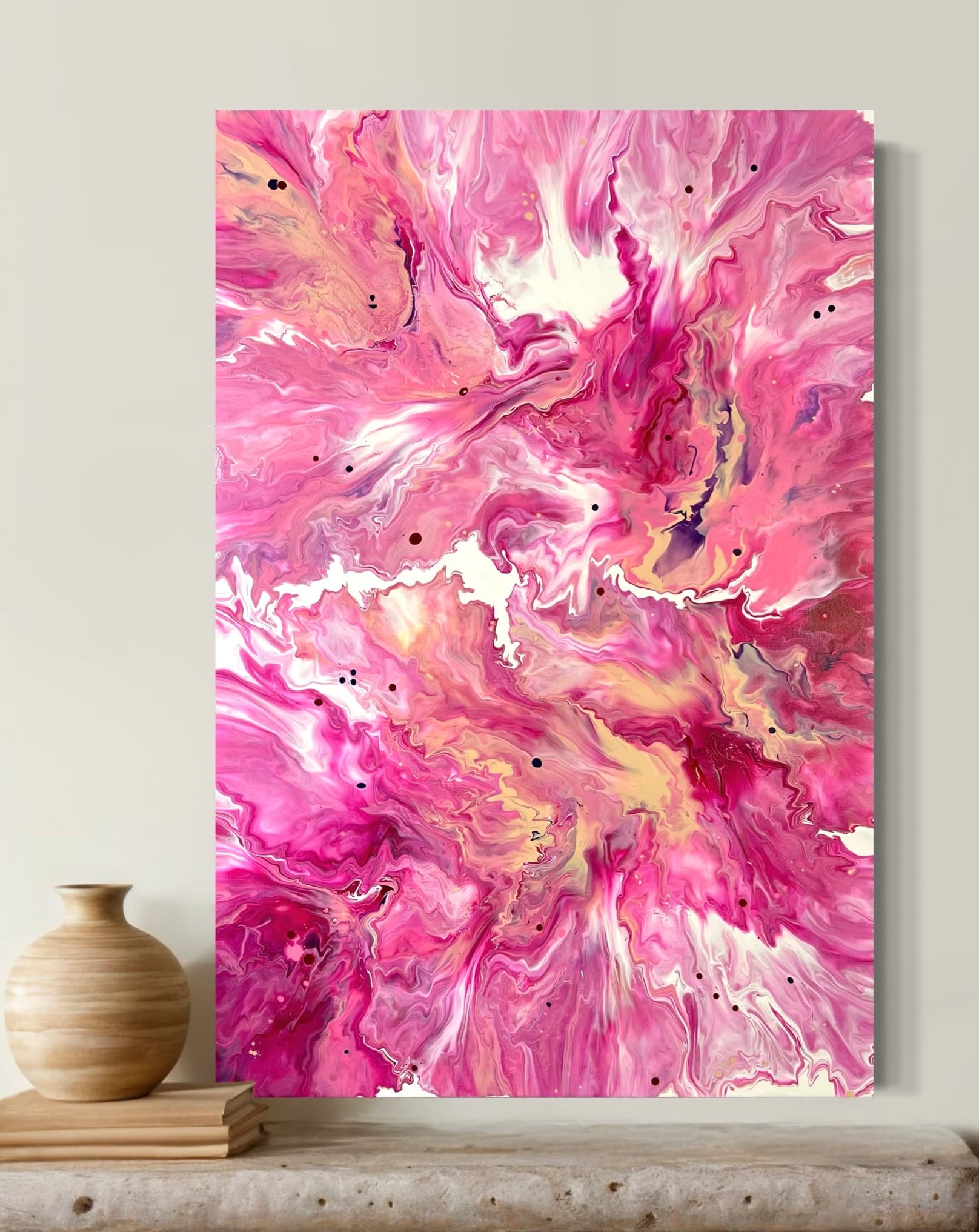 Abstract acrylic painting in intense shades of pink, fuchsia, and violet with soft color gradients and golden yellow accents. The flowing structures are reminiscent of blossoming flowers or cloud movements and create a lively, feminine, and harmonious mood. Hand-painted, one-of-a-kind piece in the fluid art style—modern abstract art on canvas, ideal as an eye-catcher for contemporary living spaces.