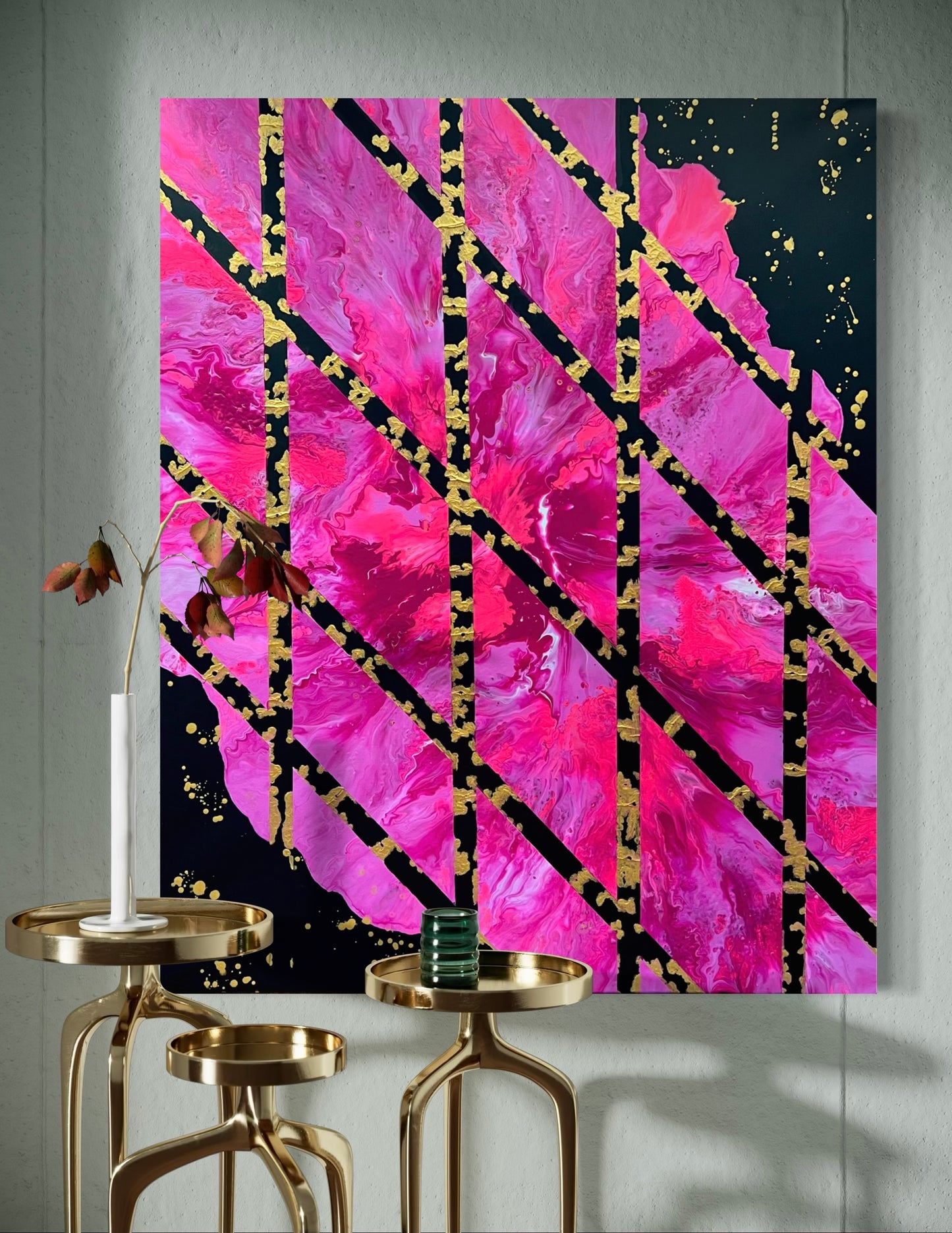 Modern acrylic painting with a pink-purple fluid art structure, interspersed with diagonal black stripes and golden accents - a geometric abstract work of art with a luxurious look.